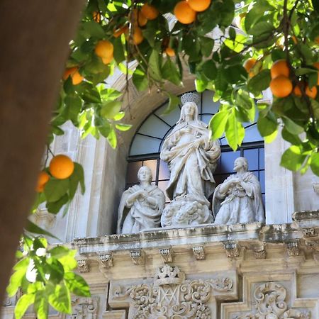 Hostal Paco'S Seville Exterior photo The Orange Trees of Sorrento