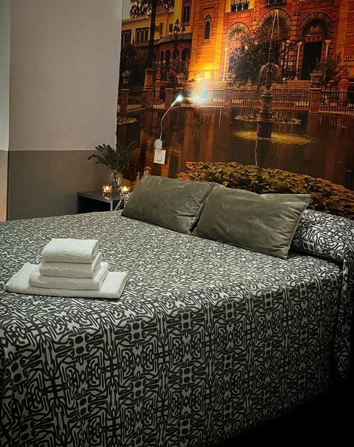 Hostal Paco'S Seville Exterior photo A bed with a duvet