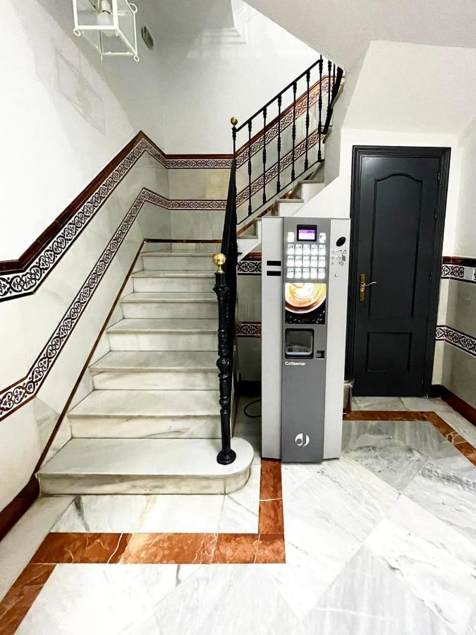 Hostal Paco'S Seville Exterior photo A coffee vending machine