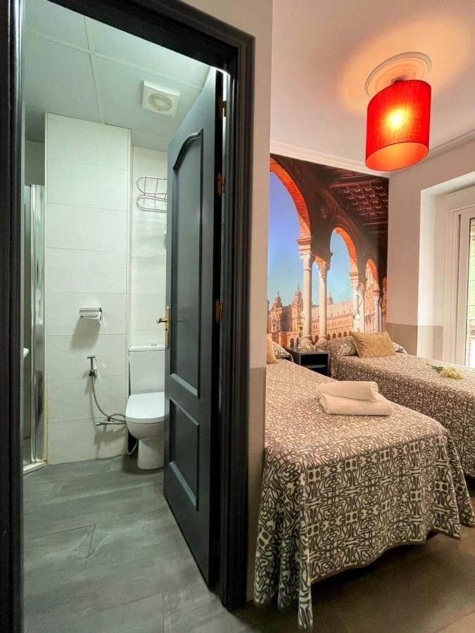 Hostal Paco'S Seville Exterior photo A typical room at the hotel