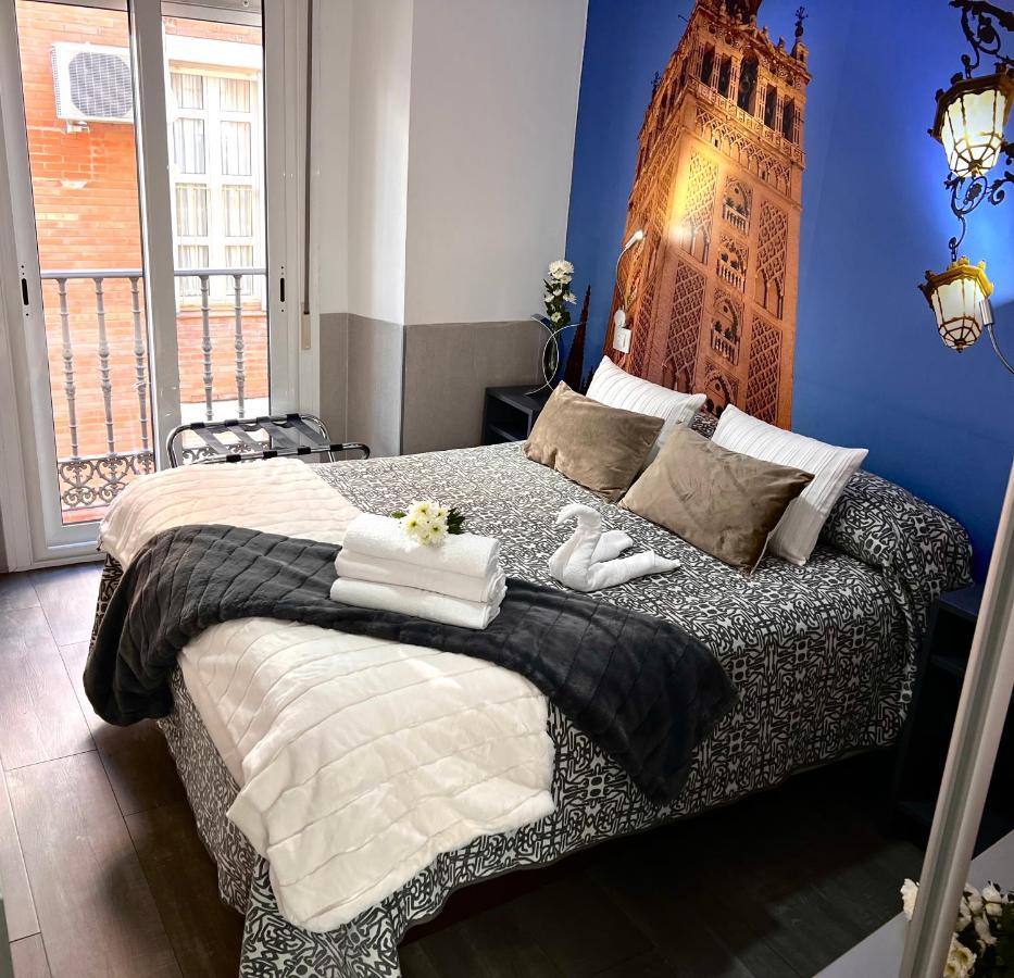 Hostal Paco'S Seville Exterior photo A bedroom at the hotel