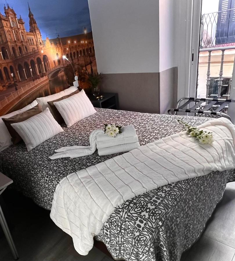 Hostal Paco'S Seville Exterior photo A bedroom at the hotel