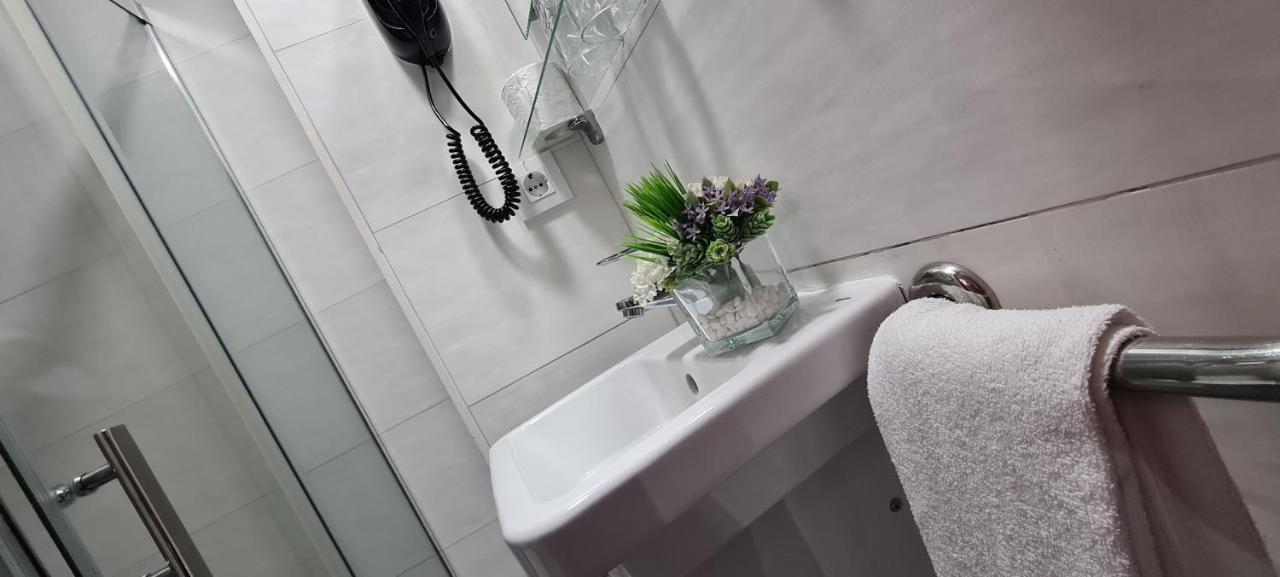 Hostal Paco'S Seville Exterior photo A wall mounted sink