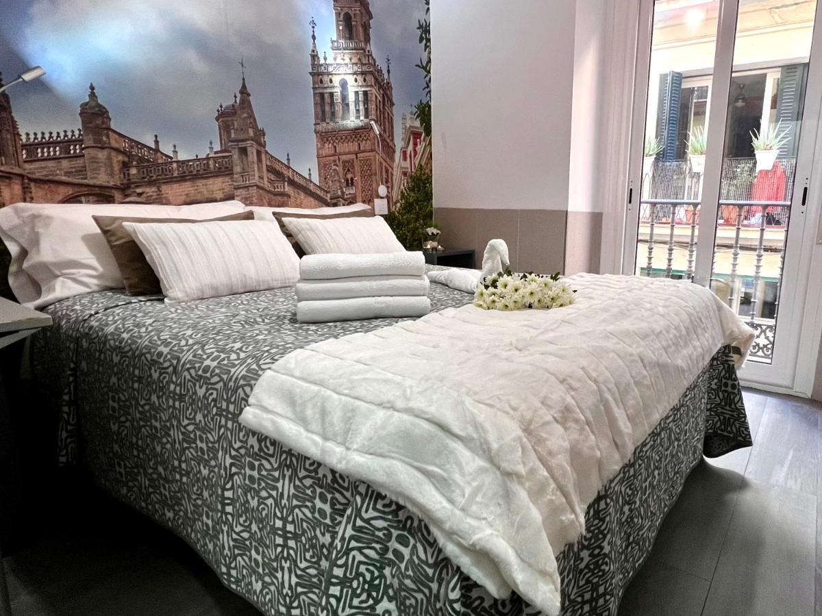 Hostal Paco'S Seville Exterior photo A bed with a duvet