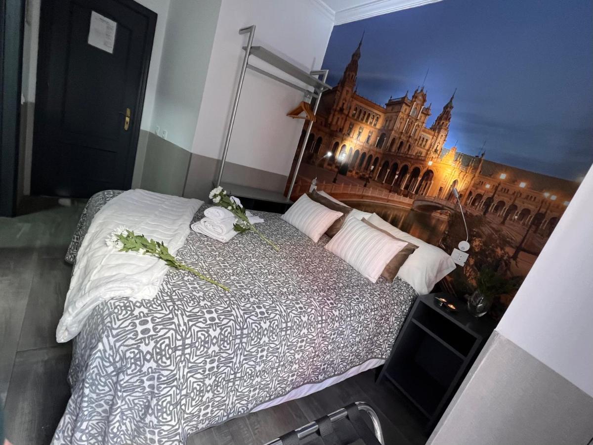 Hostal Paco'S Seville Exterior photo A room at the hotel