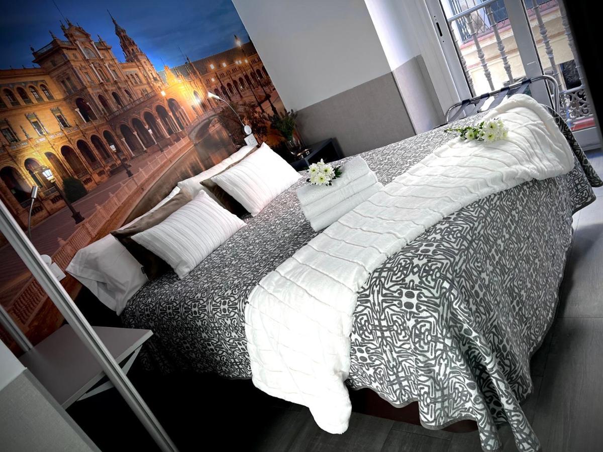 Hostal Paco'S Seville Exterior photo A bed with a mattress