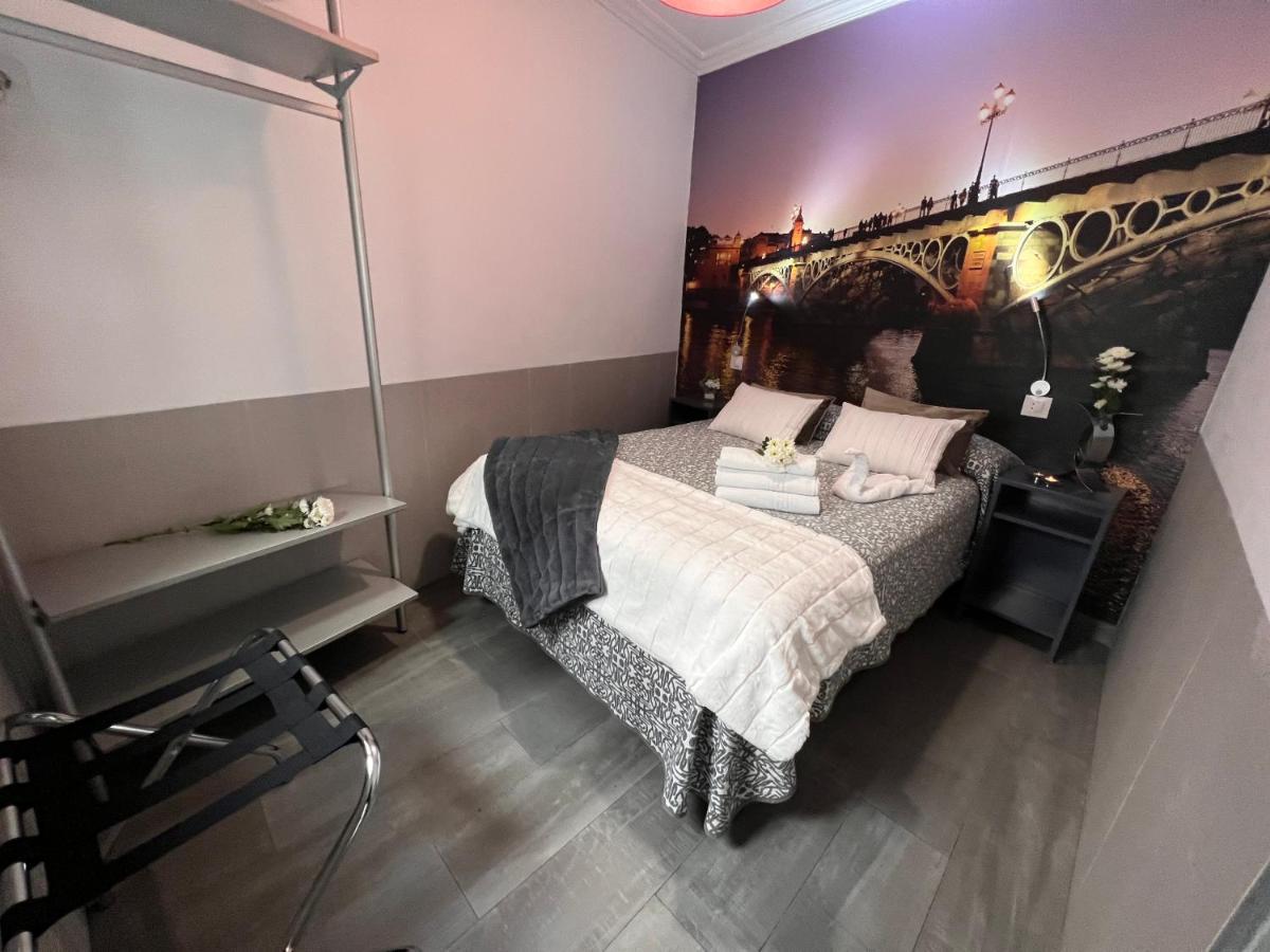 Hostal Paco'S Seville Exterior photo A room at the hotel