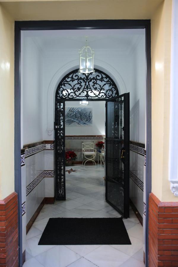 Hostal Paco'S Seville Exterior photo Entrance to the patio