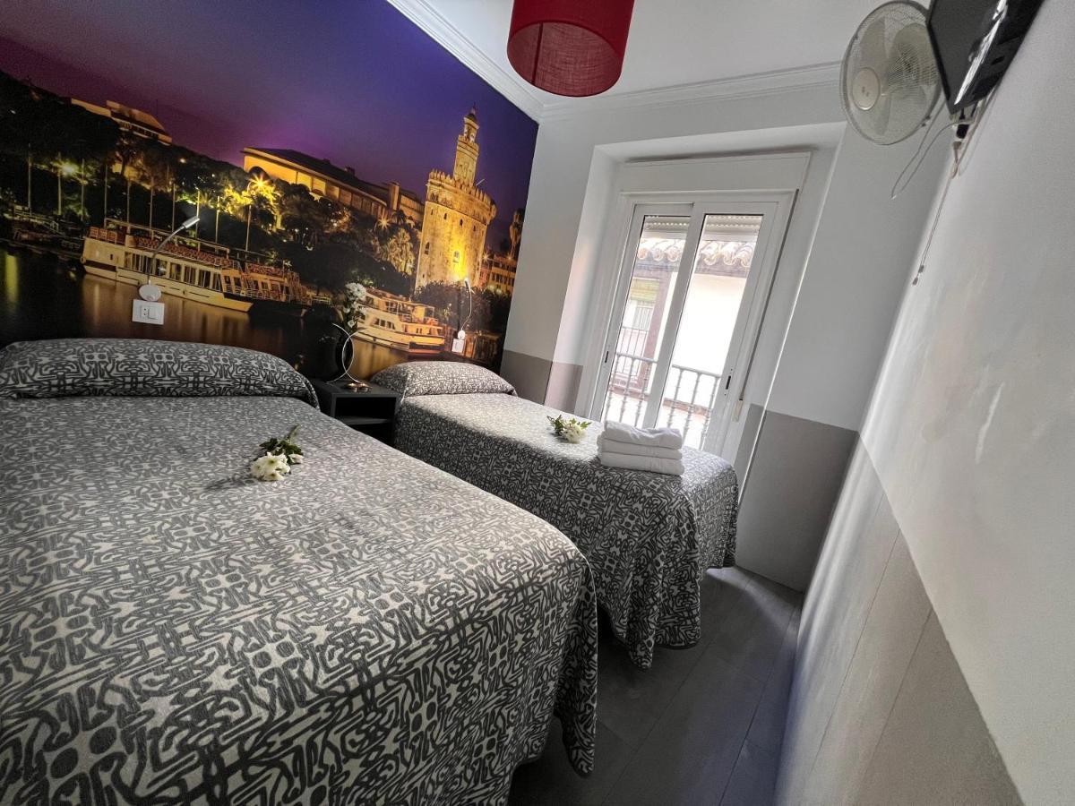 Hostal Paco'S Seville Exterior photo A room at the hotel