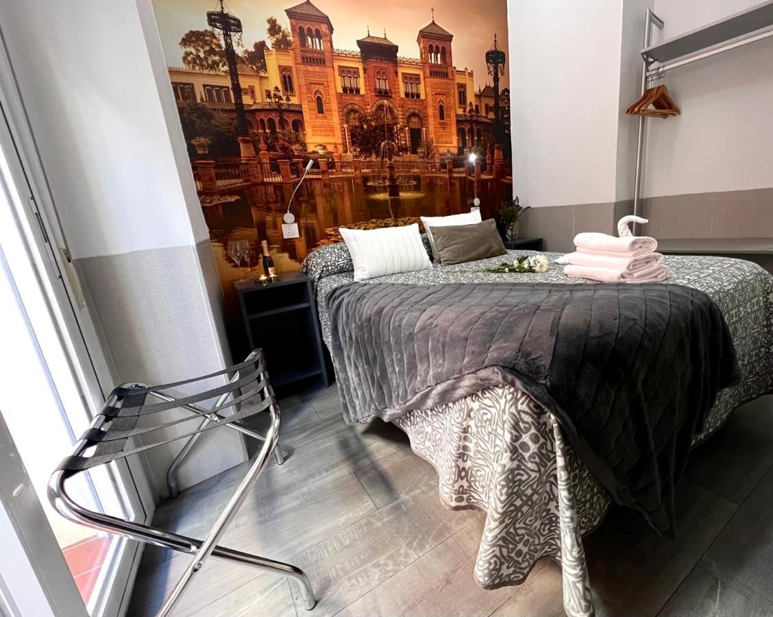 Hostal Paco'S Seville Exterior photo A room at the hotel