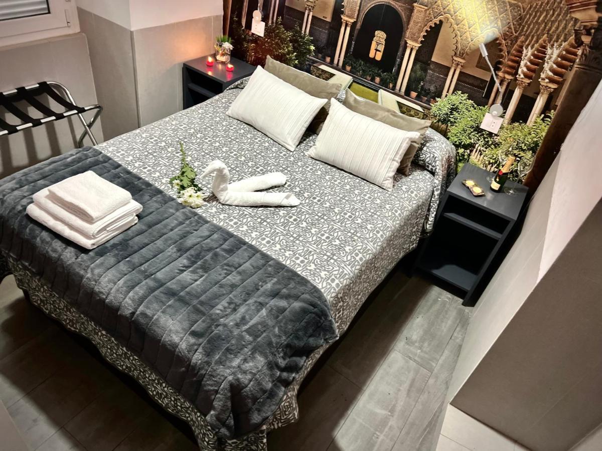 Hostal Paco'S Seville Exterior photo A bedroom in a hotel