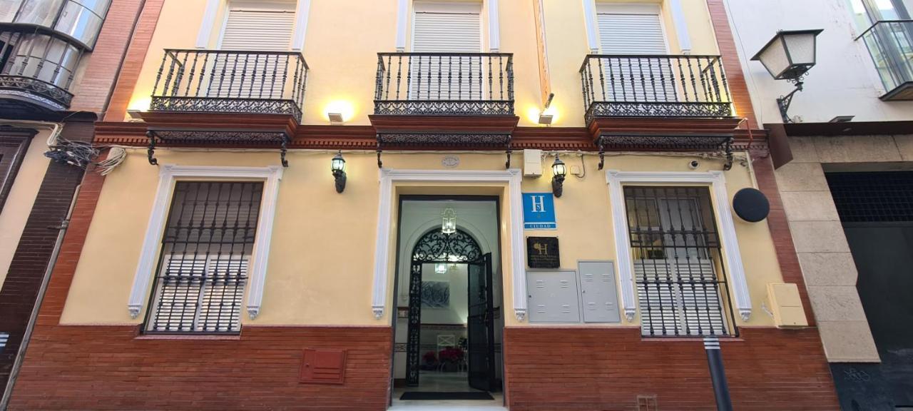 Hostal Paco'S Seville Exterior photo The entrance to the museum