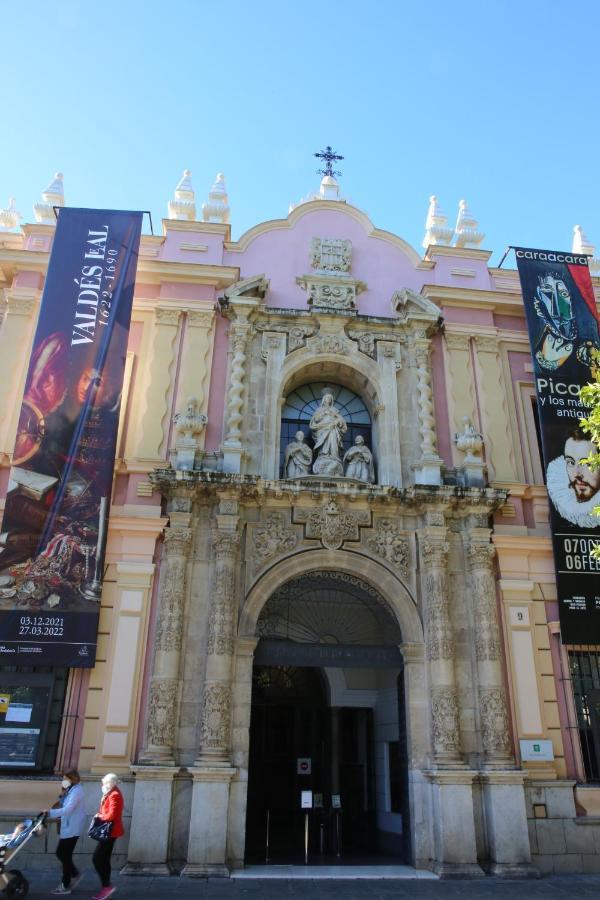 Hostal Paco'S Seville Exterior photo Facade of the museum