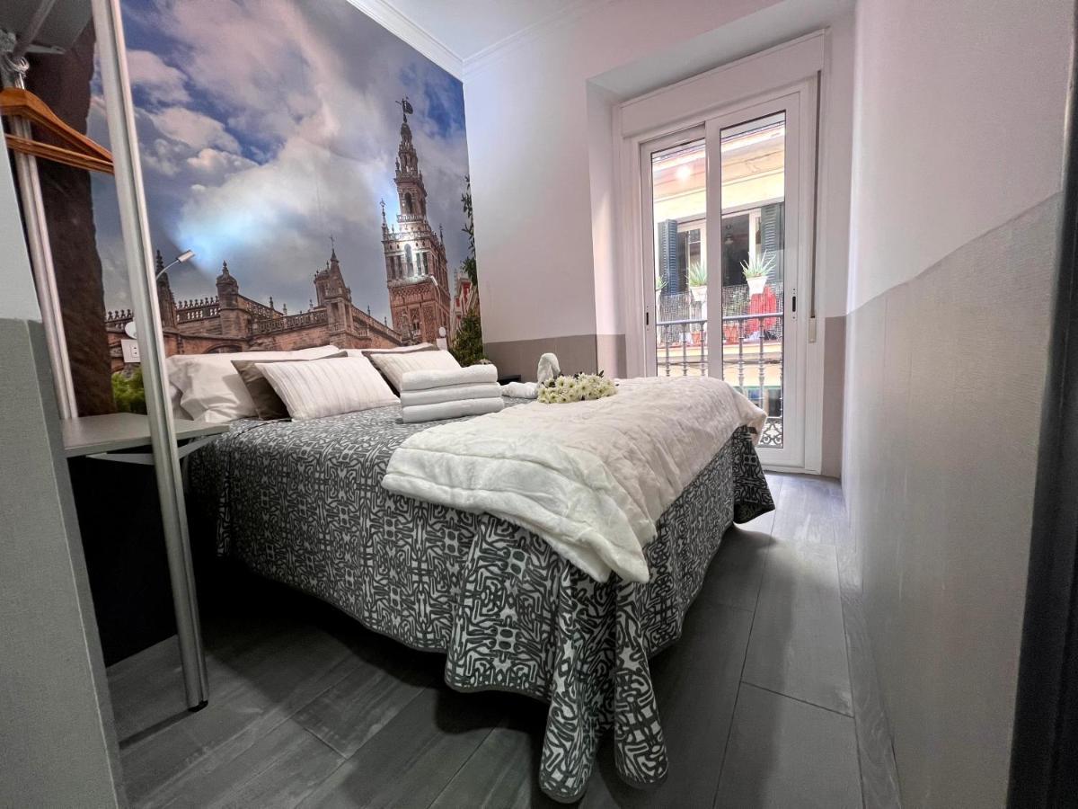Hostal Paco'S Seville Exterior photo A bedroom