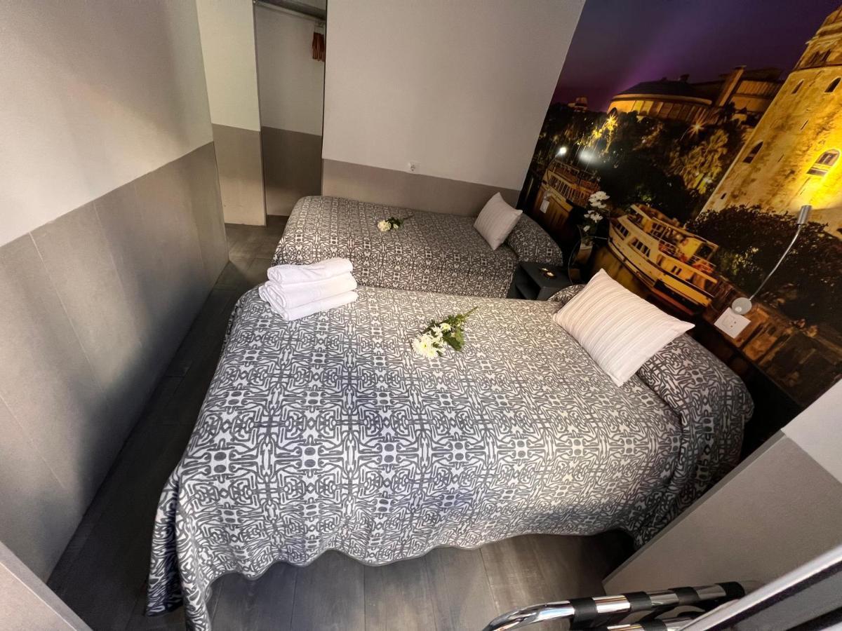 Hostal Paco'S Seville Exterior photo A room at the hotel