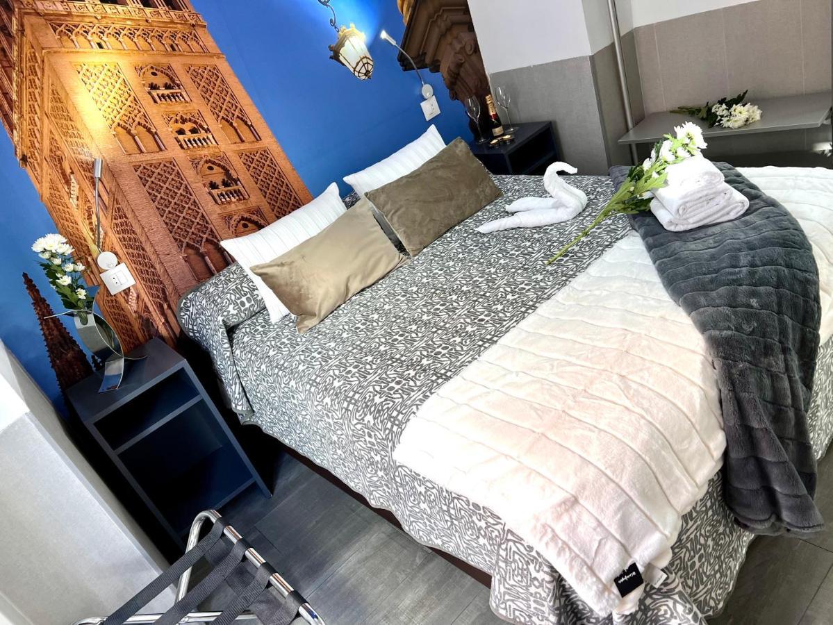 Hostal Paco'S Seville Exterior photo A bedroom at the hotel
