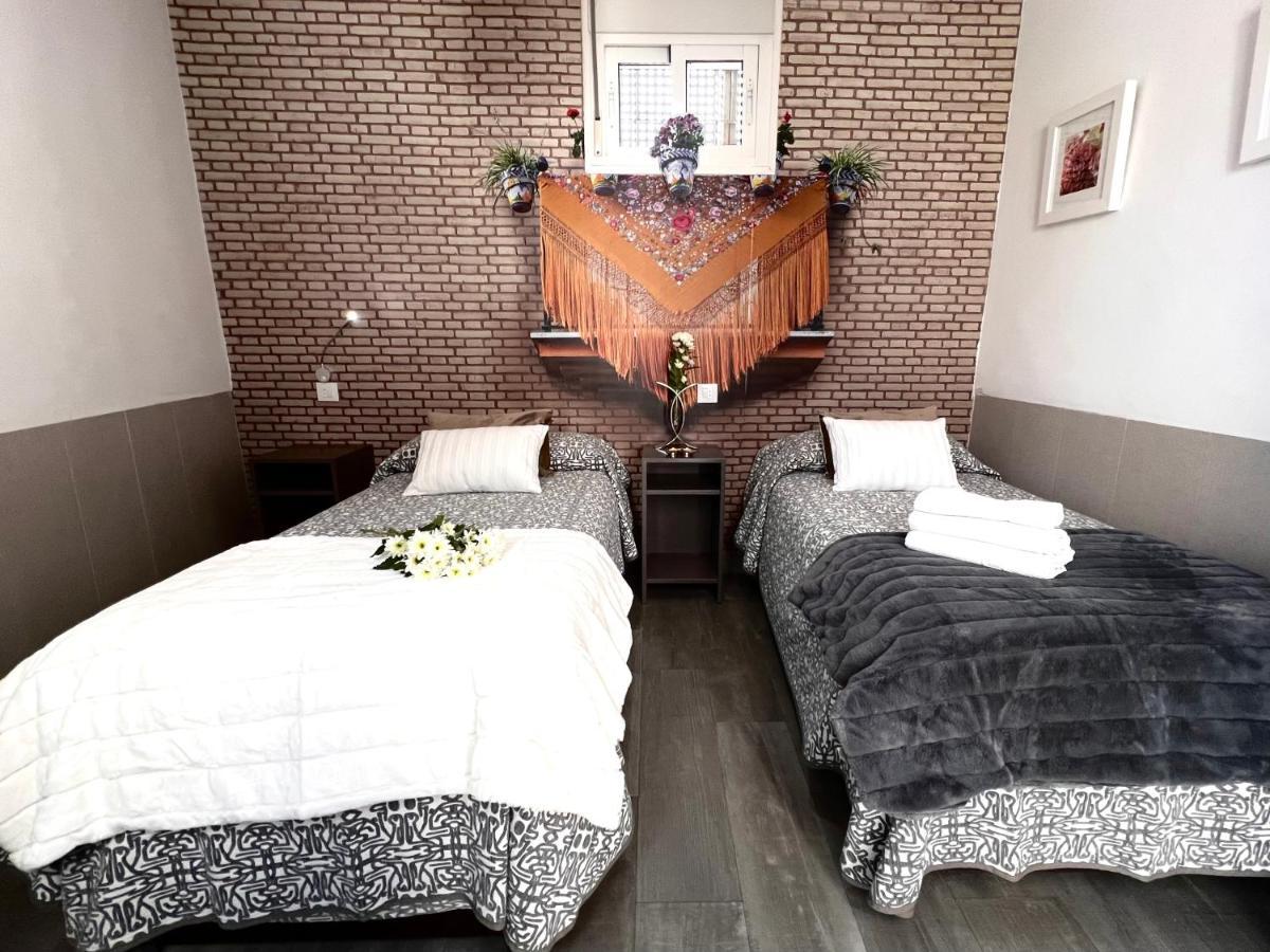 Hostal Paco'S Seville Exterior photo A room at the hotel