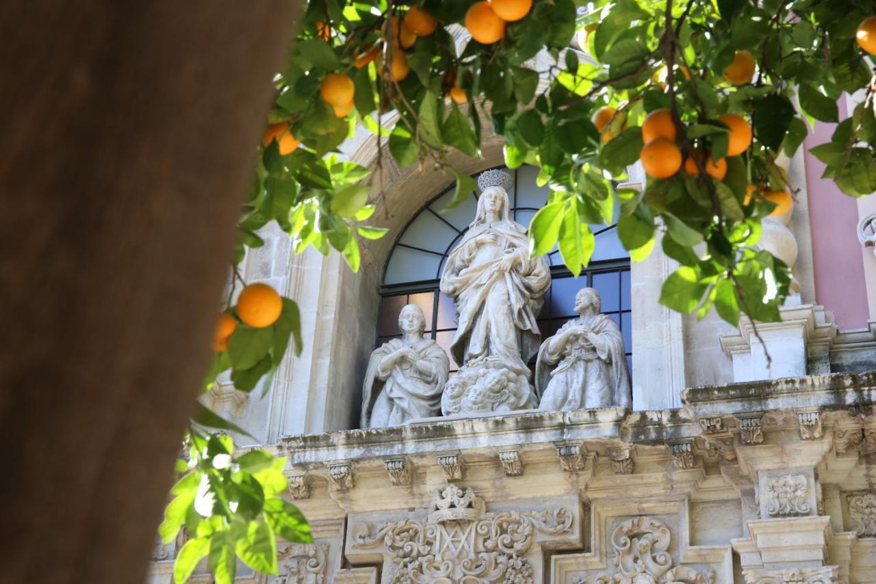 Hostal Paco'S Seville Exterior photo The Orange Trees of Sorrento