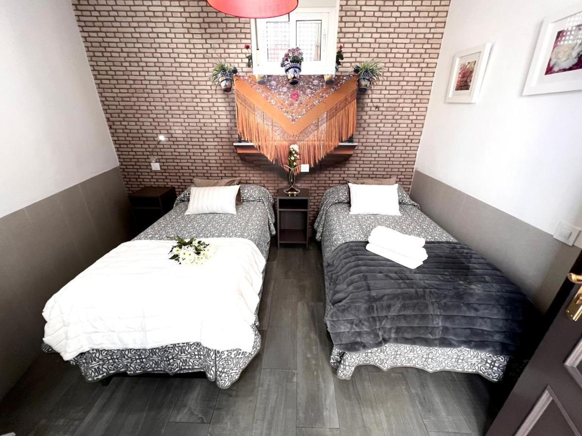 Hostal Paco'S Seville Exterior photo A room at a love hotel in Tokyo