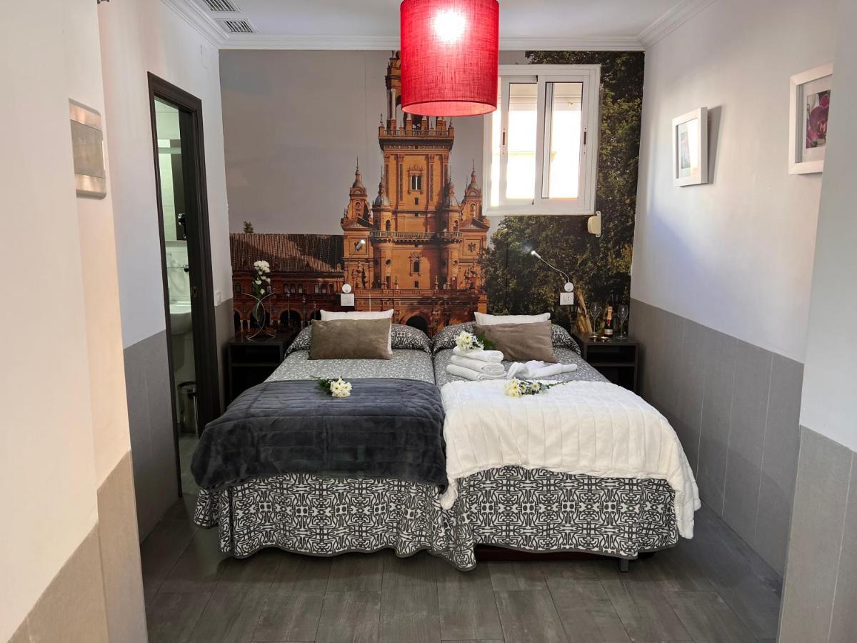Hostal Paco'S Seville Exterior photo A room at the hotel