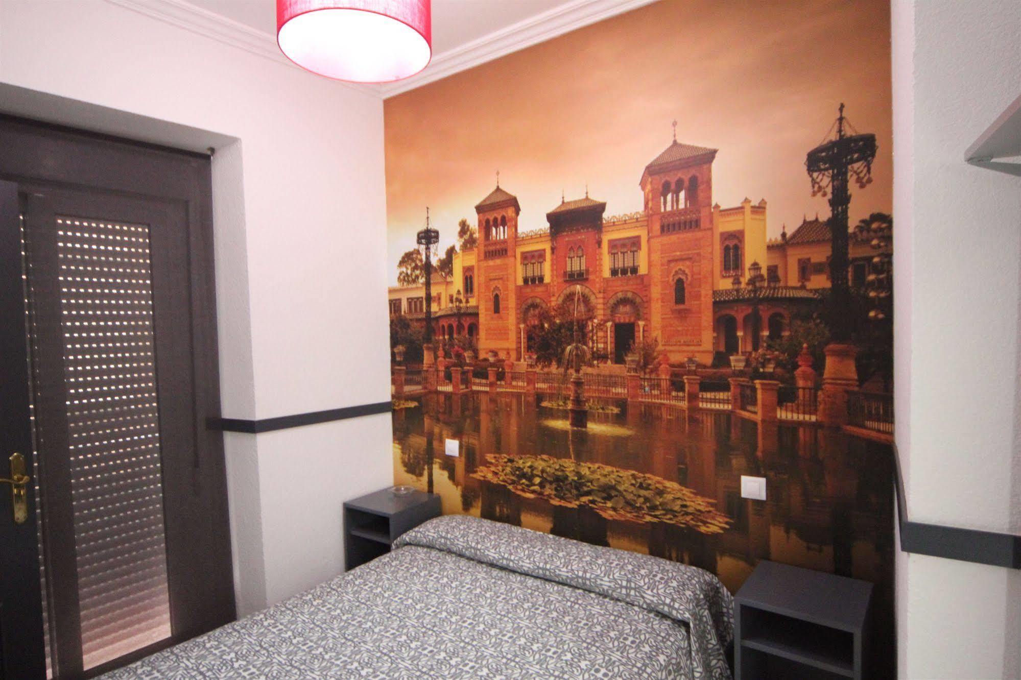 Hostal Paco'S Seville Exterior photo A room at the hotel