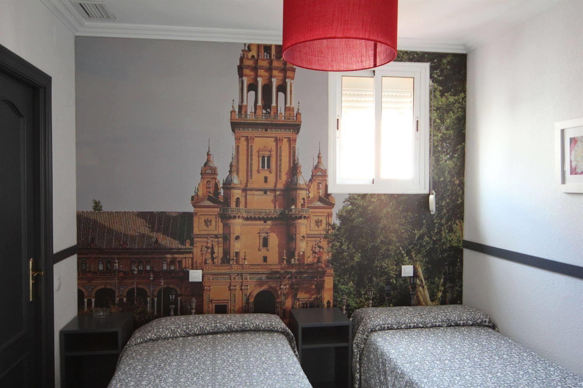 Hostal Paco'S Seville Exterior photo A room at the hotel