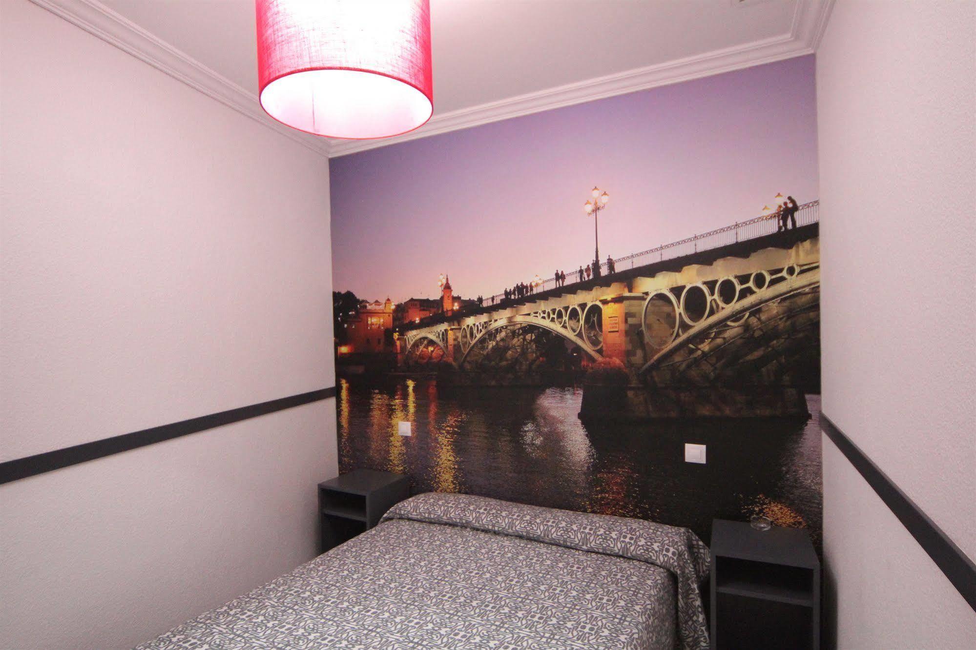 Hostal Paco'S Seville Exterior photo A room at the hotel