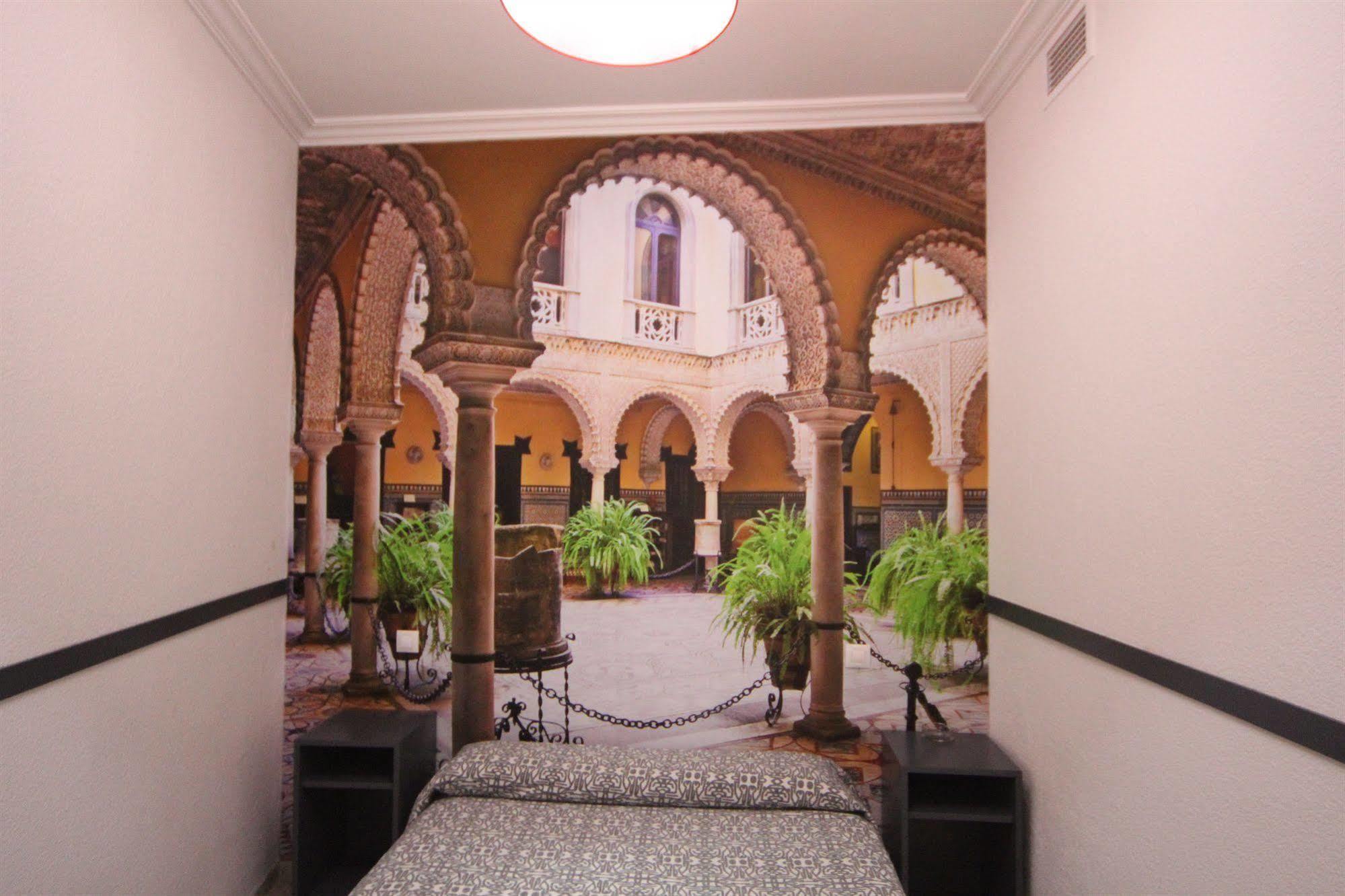 Hostal Paco'S Seville Exterior photo The interior of the hotel